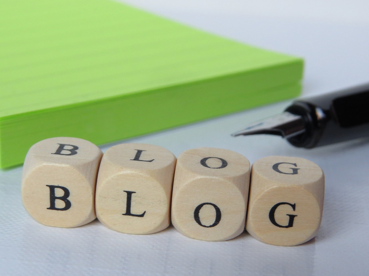Things successful bloggers have on their blog right bar