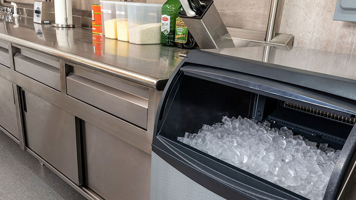 8 factors for choosing a commercial ice machine hero