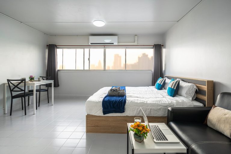 Pros and Cons of Renting Furnished vs. Unfurnished Apartments 